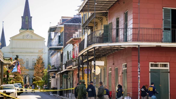 Ein Auto ist in New Orleans in eine Menschenmenge gerast - zehn Menschen starben. - © Matthew Hinton/AP/dpa
