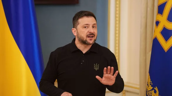 Einen Verzicht auf die von Russland annektierte Schwarzmeer-Halbinsel Krim als Weg zum Frieden mit Moskau lehnt der ukrainische Pr&auml;sident Wolodymyr Selenskyj ab. (Archivbild) - &copy; Evgeniy Maloletka/AP/dpa