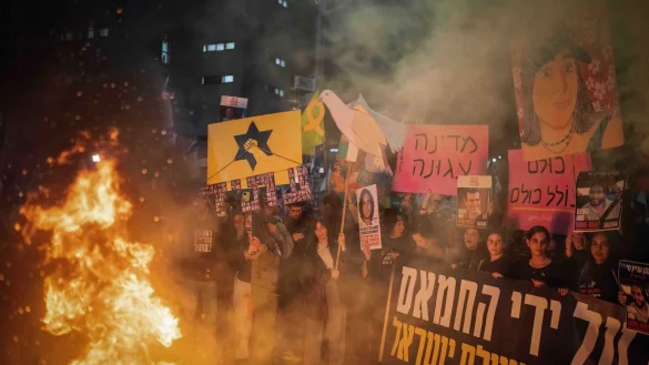 Tausende Menschen demonstrierten in Israel für einen Geisel-Deal und ein Ende des Gaza-Kriegs. - © Ilia Yefimovich/dpa