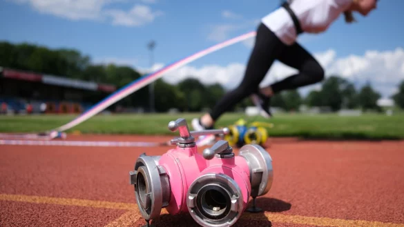 Bei der Er&ouml;ffnung der Deutschen Feuerwehr-Meisterschaften in Torgau hat es einen Eklat gegeben. Der Feuerwehrverband &auml;u&szlig;ert sich best&uuml;rzt. - &copy; Sebastian Willnow/dpa