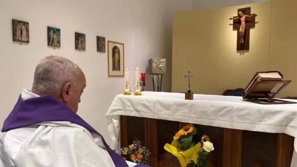 Das einzige Foto, das bisher aus dem Krankenhaus veröffentlicht wurde. (Archivbild) - © Uncredited/Vatican Press Hall/AP/dpa