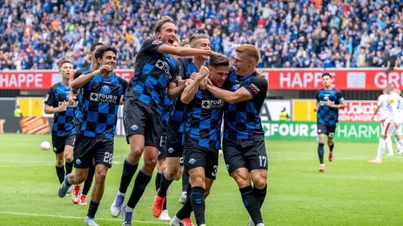 Paderborn jubelt &uuml;ber den ersten Treffer der neuen Saison. - &copy; David Inderlied/dpa