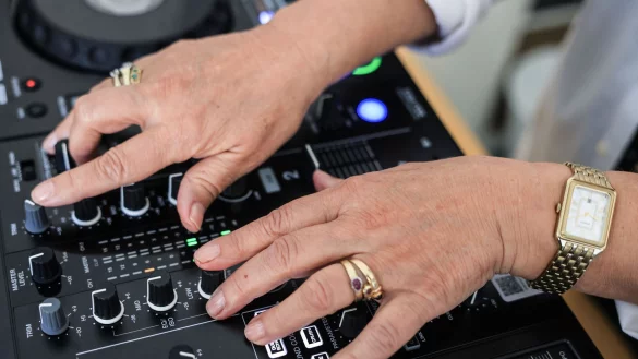 Diese H&auml;nde sind 73 Jahre alt: In einem Kurs in K&ouml;ln lernen Seniorinnen, wie man DJ wird. - &copy; Oliver Berg/dpa