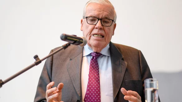 HSV-Investor Klaus-Michael Kühne will offenbar Anteile an dem Fußball-Bundesligisten HSV verkaufen. - © Axel Heimken/dpa