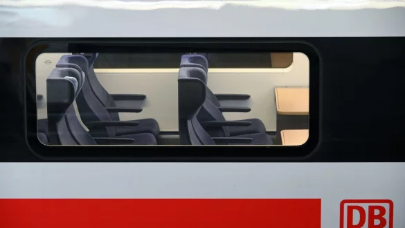 Sitzplatzreservierungen im Fernverkehr der Bahn sind zum Fahrplanwechsel am Sonntag teurer geworden. Die Familienreservierungen hat der Konzern zudem trotz aller Kritik abgeschafft. (Archivbild) - © Uwe Zucchi/dpa