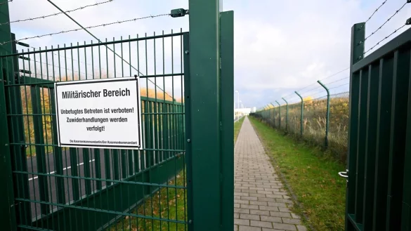 Die nordrhein-westfälische Landesregierung will an allen Stellschrauben drehen, um die Bundeswehr im Rahmen ihrer Möglichkeiten zu stärken. (Archivbild) - © Roberto Pfeil/dpa