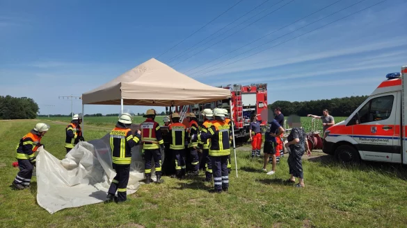 Drei Jungen sitzen bei gro&szlig;er Hitze im Auto und kommen nicht heraus. Die Feuerwehr zerst&ouml;rt schlie&szlig;lich eine Scheibe. - &copy; Jonas Hermonies/Freiw. Feuerwehren Visselh&ouml;vede/dpa