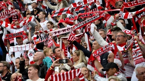 25.500 Dauerkarten gibt es im Stadion des 1. FC K&ouml;ln. - &copy; Anke Waelischmiller/dpa