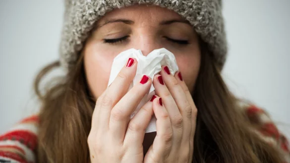 Viele Beschäftigte müssten schon am ersten Tag einer Grippe eine Krankschreibung vorlegen, sagt Ärztepräsident Reinhardt. - © Christina Sabrowsky/dpa