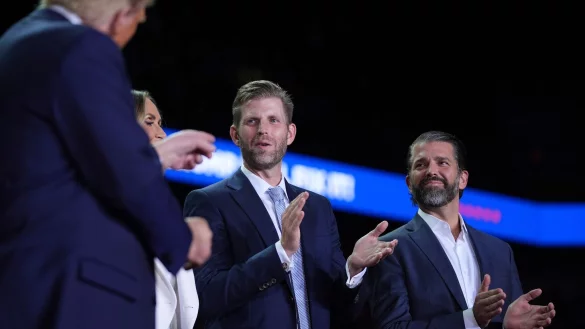 Unter dem Namen «Trump Mobile» sollen ein eigener Handyvertrag und ein Smartphone namens «T1» auf den Markt kommen. (Archivbild) - © Evan Vucci/AP/dpa