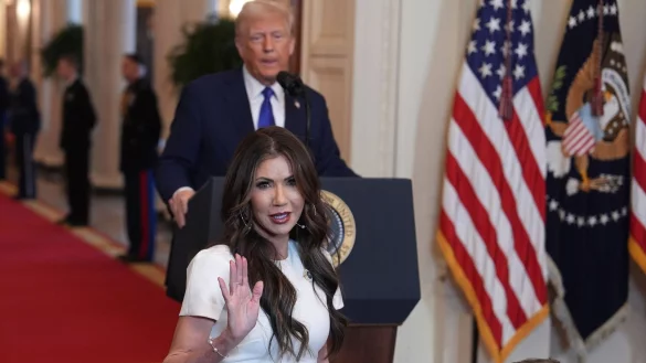 Heimatschutzministerin Noem ist ein typisches Beispiel für den Maga-Look. (Archivbild) - © Evan Vucci/AP/dpa