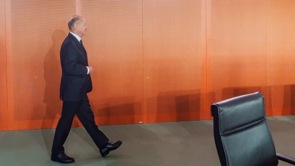 Ein weiterer Schritt weg von der Macht: Olaf Scholz kommt zur voraussichtlich letzten Kabinettssitzung, die er als geschäftsführender Kanzler leitet. - © Michael Kappeler/dpa