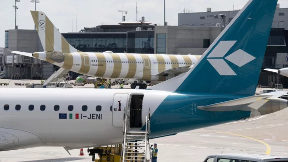 Ein Sonderflug mit 171 aus Israel ausgereisten Deutschen und Angehörigen ist von Jordanien aus Richtung Frankfurt gestartet. - © Boris Roessler/dpa