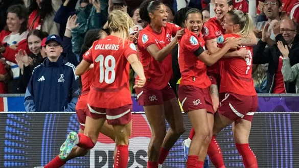 Gegen Spanien wartet eine schwere Aufgabe auf die Schweiz um Toptalent Sydney Schertenleib (M). - © Martin Meissner/AP/dpa