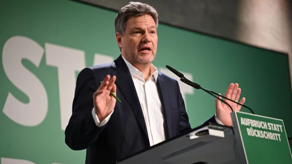 Auch die zweite Pr&uuml;fung der Plagiatsvorw&uuml;rfe gegen Robert Habeck durch die Universit&auml;t Hamburg entlastet den Gr&uuml;nen-Kanzlerkandidaten. (Archivbild) - &copy; Sarah Knorr/dpa