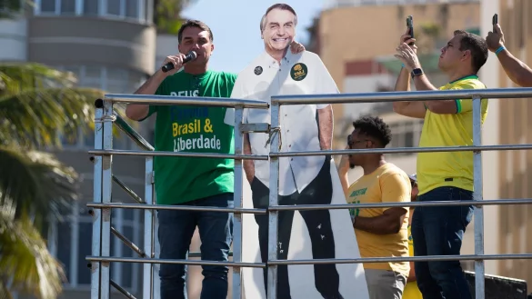 Flavio Bolsonaro stellte seinen Vater &uuml;ber Lautsprecher kurz zu den Demonstrierenden durch. - &copy; Bruna Prado/AP/dpa