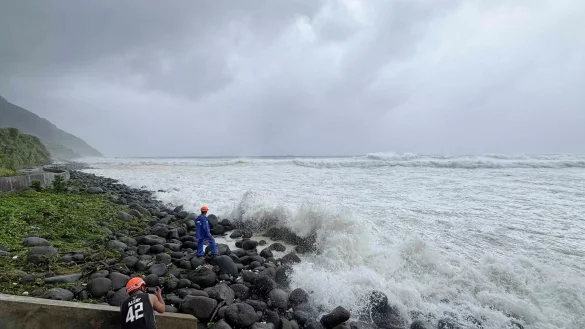 Die staatliche Wetteragentur Pagasa warnt vor lebensbedrohlichen Bedingungen. - &copy; Justine Mark Pillie Fajardo/AP/dpa