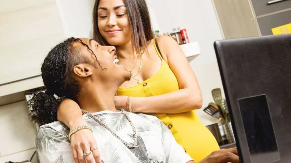 Über die Schulter schauen oder direkt selbst gucken? Geteilte Passwörter und PINs machen auch letzteres möglich. Doch nicht jeder möchte das. - © Christin Klose/dpa-tmn