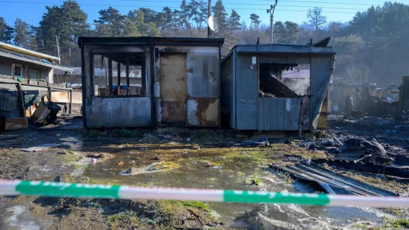 Ein Brand zerst&ouml;rte in der Nacht mehrere containerartige Behausungen in einer slowakischen Armensiedlung. - &copy; Veronika Mihalikov&aacute;/TASR/dpa