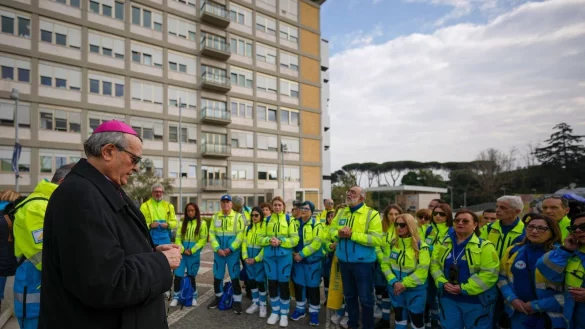 Papst Franziskus geht es nach offiziellen Angaben etwas besser. - © Andrew Medichini/AP/dpa