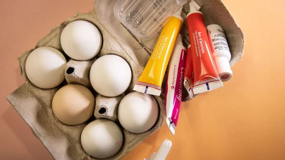 Um Eier einfach und ohne Chemie zu färben, braucht man Sprühsahne und Lebensmittelfarbe - verspricht ein Hack. - © Christin Klose/dpa-tmn