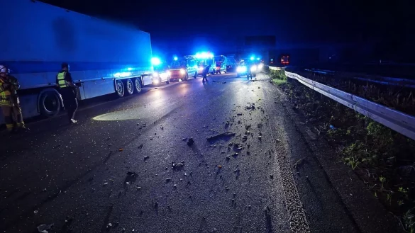 Ein Lkw-Fahrer wird schwer verletzt, vier Auto-Insassen kommen mit leichten Verletzungen ins Krankenhaus - © -/Feuerwehr Hilden/dpa