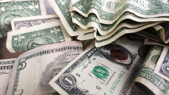 Besonders deutlich sanken im Jahresvergleich die Benzinpreise. - &copy; Mark Lennihan/AP/dpa