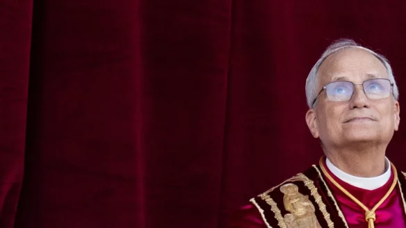 Der neue Papst Leo XIV. erscheint nach dem Konklave auf dem Balkon des Petersdoms. Mit ihm könnte eine neue Ära in der katholischen Kirche beginnen. - © Marijan Murat/dpa