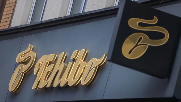 Der Handelskonzern Tchibo wirft Aldi Süd vor, Kaffee zu günstig zu verkaufen. (Archivbild) - © Oliver Berg/dpa