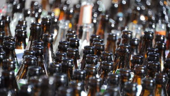 Bier-Pfandflaschen sind in &Ouml;sterreich und Deutschland gleich, das Pfand nicht. (Archivbild) - &copy; picture alliance / Amelie Geiger/dpa