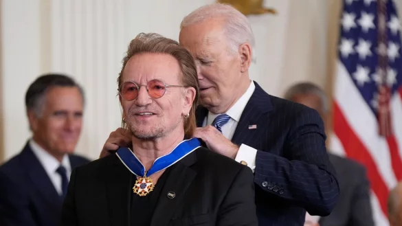 F&uuml;r Joe Biden ist es das letzte Mal, dass er die prestigetr&auml;chtigen Medaillen verleiht - wie hier an Musiker Bono. - &copy; Manuel Balce Ceneta/AP/dpa