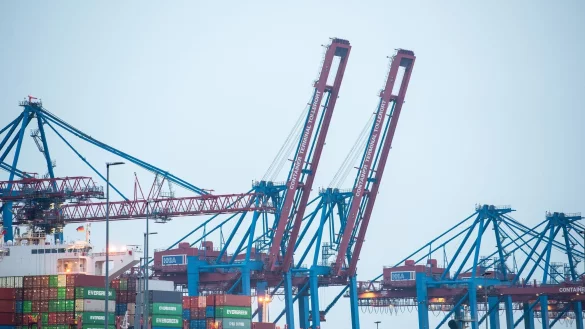 Hamburger Hafen: Der Standort Deutschland steht in der Kritik. (Archivbild) - © Daniel Bockwoldt/dpa