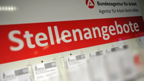 Die Entwicklung auf dem Arbeitsmarkt bleibt verhalten (Archivbild). - © Paul Zinken/dpa