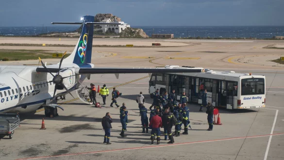 Rettungskräfte sind bereits vor Ort - nun heißt es Abwarten - © Petros Giannakouris/AP/dpa
