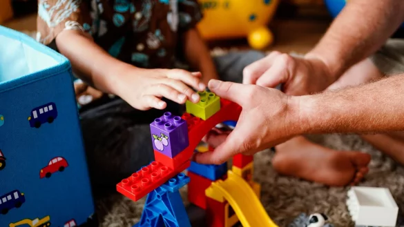 Auch in NRW wird für viele Pflegekinder derzeit ein Zuhause gesucht. (Symbolbild) - © Uwe Anspach/dpa