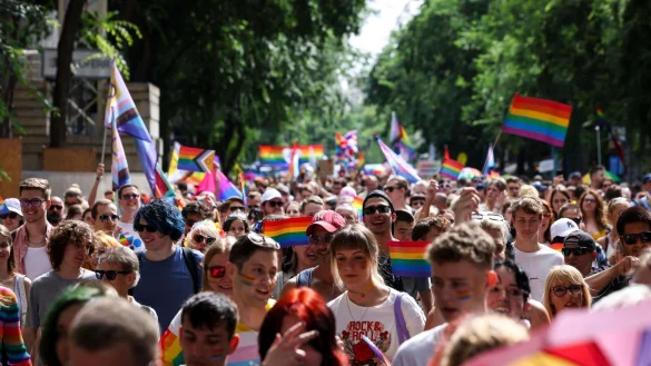 Die bisher alljährlichen Pride-Paraden, bei der für die Anerkennung nicht heterosexueller Lebensformen demonstriert wird, dürften in Ungarn bald der Vergangenheit angehören. Die rechtspopulistische Regierung will sie verbieten. (Archivbild) - © Robert Hegedus/MTI/dpa