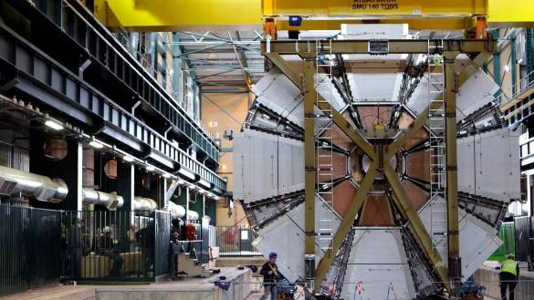 Das letzte Element des Atlas-Experiments wird am CERN bei Genf hinabgelassen. - &copy; Martial Trezzini/EPA/KEYSTONE FILE/dpa