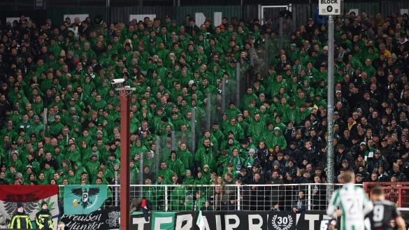 Bekommen ein moderneres Stadion: die Fans von Preußen Münster. - © Friso Gentsch/dpa