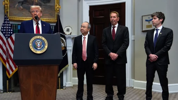 Trump kündigte das Projekt gemeinsam mit den Tech-Unternehmern im Weißen Haus an. - © Julia Demaree Nikhinson/AP/dpa