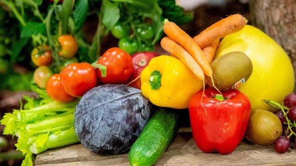 Veganer sollten auf eine carotinhaltige Ernährung achten, zum Beispiel mit Möhren, Tomaten, Spinat und Paprika. - © Zacharie Scheurer/dpa-tmn