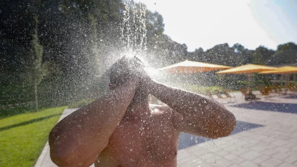 Erfrischung - hochwillkommen bei bis zu 38 Grad. - © Thomas Warnack/dpa