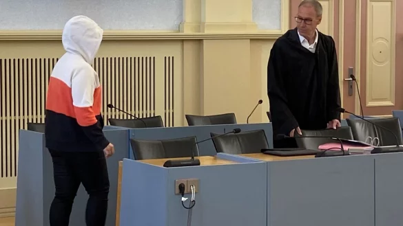 Die wegen Totschlags angeklagte Mutter betritt den Gerichtssaal. - &copy; Tatjana Bojic/dpa