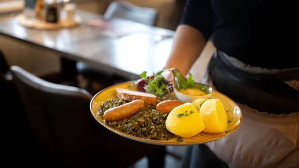 Auch ohne Ausbildung oder Studium Geld zu verdienen - zum Beispiel in der Gastronomie - ist für viele junge Menschen vorstellbar. (Symbolbild) - © Sina Schuldt/dpa