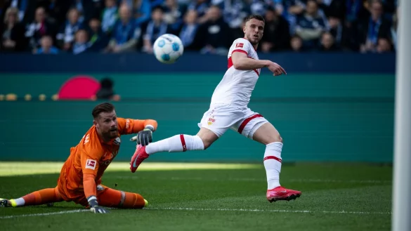 Ermedin Demirovic lupft den Ball über Timo Horn zum 2:0 ins Netz. - © Fabian Strauch/dpa