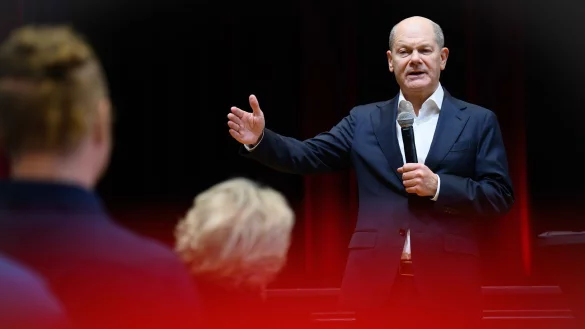 Kanzler Scholz beantwortet im Wahlkampf Fragen der B&uuml;rger, wie hier in der Stadt Ludwigsfelde, die zu seinem Wahlkreis geh&ouml;rt. - &copy; Bernd von Jutrczenka/dpa