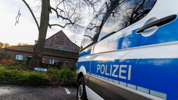 Ermittler haben zehn Wohn- und Geschäftsräume mutmaßlicher Schleuser und Geschleuster durchsucht. - © Christoph Reichwein/dpa