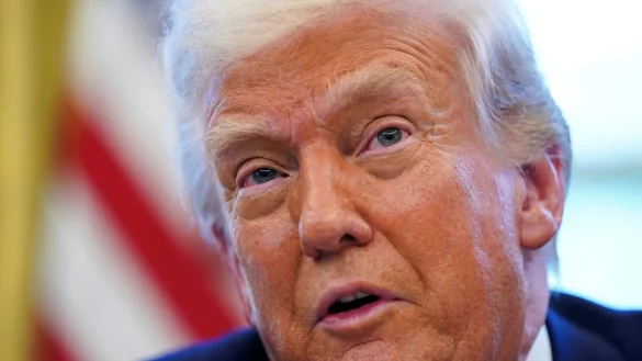 US-Präsident Trump erhöht im Zollstreit den Druck gegen China - und lenkt gegenüber anderen Ländern ein. - © Uncredited/Pool/AP/dpa