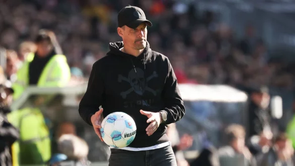 Trainer Alexander Blessin und der FC St. Pauli erwarten Bayer Leverkusen. - © Christian Charisius/dpa