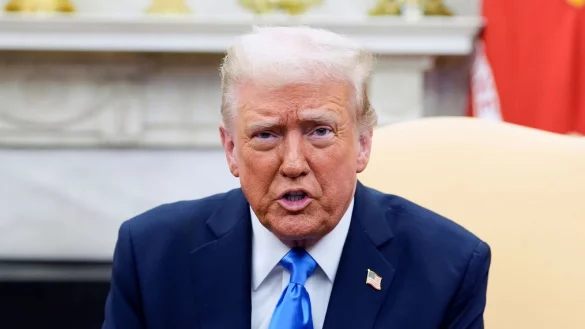 US-Präsident Trump hält trotz eines internationalen Aufschreis an den Plänen fest, dass die USA die Kontrolle über den Gazastreifen übernehmen sollen. - © Alex Brandon/AP/dpa