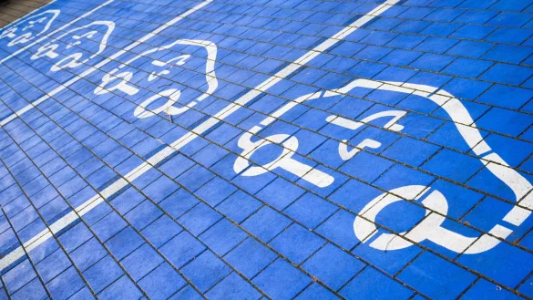 Ladeplätze für Elektroautos. Nach dem plötzlichen Aus der E-Auto-Kaufzuschüsse Ende 2023 hat sich das Umstiegstempo auf Elektroautos laut HUK Coburg hallbiert. - © Julian Stratenschulte/dpa